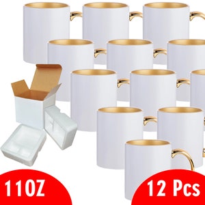 Pode incluir: Um conjunto de doze canecas de cer&acirc;mica branca com interiores e al&ccedil;as douradas. As canecas s&atilde;o exibidas com uma caixa branca e embalagem de espuma protetora. A imagem tamb&eacute;m mostra o texto "110Z" e "12 Pcs" em c&iacute;rculos vermelhos.