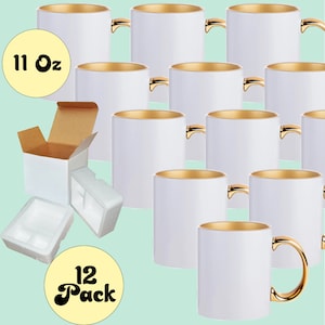 Pode incluir: Um conjunto de doze canecas de cer&acirc;mica branca com interiores e al&ccedil;as douradas. Cada caneca est&aacute; rotulada como 11 oz. Uma caixa branca com inser&ccedil;&otilde;es de espuma protetora tamb&eacute;m &eacute; vis&iacute;vel, com o texto "12 Pack" em um c&iacute;rculo amarelo.