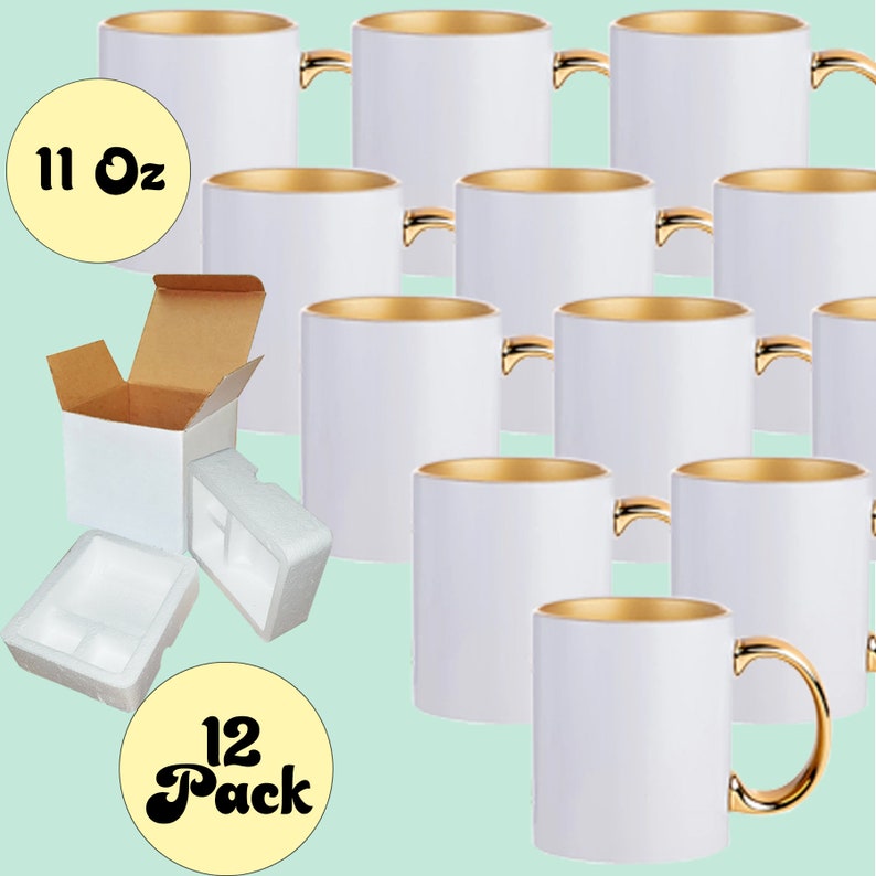Pode incluir: Um conjunto de doze canecas de cer&acirc;mica branca com interiores e al&ccedil;as douradas. Cada caneca est&aacute; rotulada como 11 oz. Uma caixa branca com inser&ccedil;&otilde;es de espuma protetora tamb&eacute;m &eacute; vis&iacute;vel, com o texto "12 Pack" em um c&iacute;rculo amarelo.