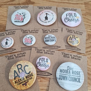 Badge inspiré de Schitt's Creek : David et Alexis Rose (25 mm ou 44 mm)