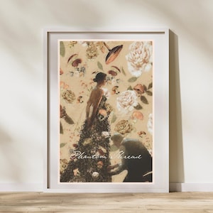 Può includere: Stampa artistica incorniciata con un'illustrazione vintage. Raffigura una donna in abito floreale e un uomo in ginocchio. Lo sfondo è beige con motivi floreali e funghi. Il testo "Phantom Thread" è visibile.