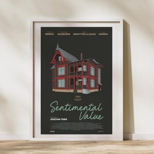 Puede incluir: Póster enmarcado con una ilustración detallada de una casa roja y marrón sobre un fondo oscuro. El póster incluye el título "Sentimental Value" y los nombres de los actores.