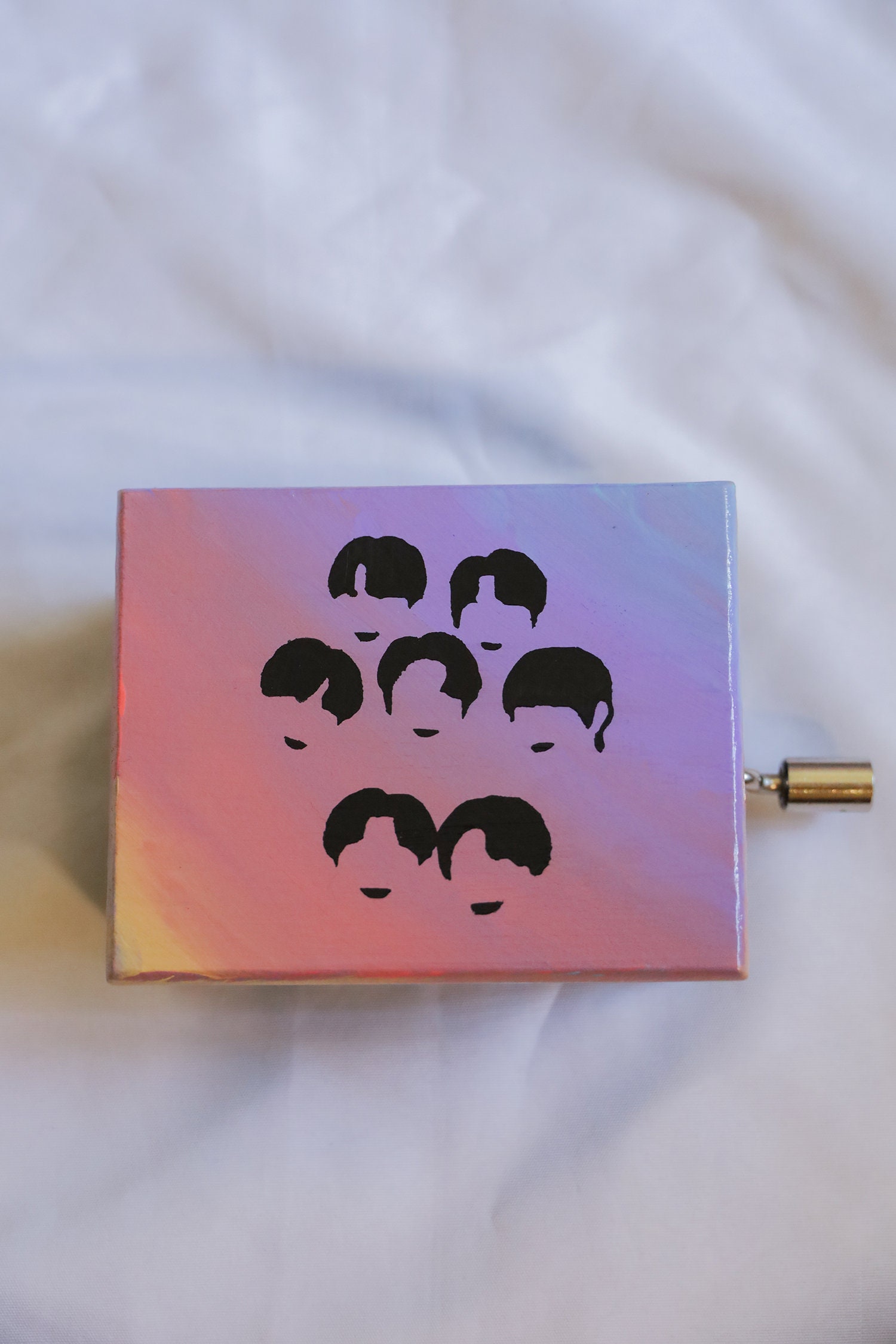 D'Ensueño - D'ensueño ❣GIFT BOX BTS❣ Una nueva sorpresa entregada para una  pequeña fan del grupo BTS🎤🎶🎵. Nos encanta armar estas cajas  personalizadas🤗 . . #BTS #detallespersonalizados #giftbox #d'ensueño . .  Consultas