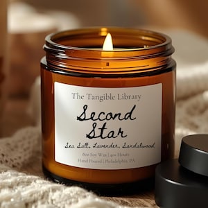 Vela Second Star: vela de soja inspirada en Peter Pan, con aroma a sal marina, lavanda y sándalo.