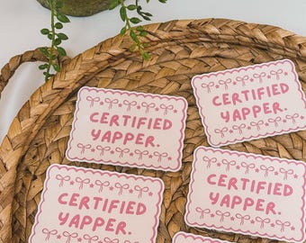 Pegatina de "Yapper certificada", pegatina de "chica ruidosa", vinilo divertido para chicas parlanchinas, calcomanía para portátil o botella de agua, regalo para chica habladora