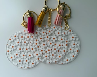 Llavero con margaritas, diseño floral retro con borlas, bonito llavero bohemio, abalorio para bolso con flores, accesorio para primavera y verano, regalo para ella.