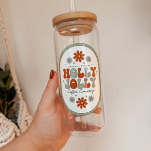 Holly Jolly Glastasse, Retro Weihnachtsglastasse, Weihnachtstasse mit Bambusdeckel und Glasstrohhalm, Große Weihnachtstassen, Eiskaffeeglastasse