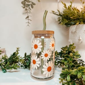 Powered By Daisies Glass Cup, Daisy Cup, Floral Glass Cup with Bamboo Lid and Glass Straw, Iced Latte Glass Cup, Reusable Glass Cup