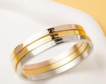 Dünnes Stahlarmband mit der Aufschrift „Liebe Oma“.