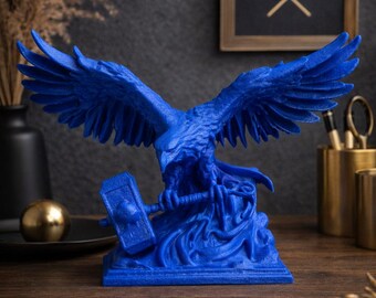 Dekorative Adlerstatue mit Hammer. Individuell gestaltbare 3D-Skulptur. Mythologischer/Wikinger-Stil.