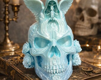 Gotischer, schwarzer Dekoschädel mit Flügeln. Detaillierte 3D-Skulptur.