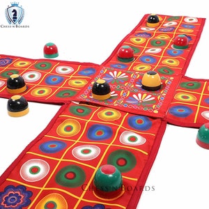 Het Indiase Ludo-spel, Chausar-spel Sinds Mahabaharat, Chausar, Chopat een Indiaas Ludo-spel is (rood, Pachisi / Ludo / Indian Ludo / chausar)