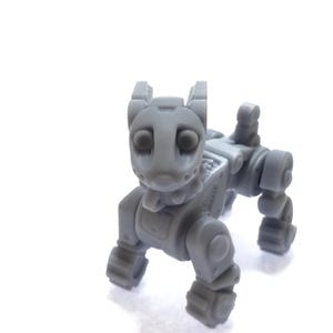 Può includere: Statuetta di cane robotico grigio con design meccanico. Il giocattolo ha una testa a forma di cane con grandi occhi rotondi e un corpo segmentato con giunture. Le zampe sono squadrate e l'estetica generale è futuristica.