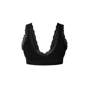 以下が含まれることがあります： 深いVネックと繊細なレースのトリムがネックラインとストラップに施された、黒のリブ編みブラレット。ブラレットは無地の黒色で、柔らかく快適な素材で作られているようです。