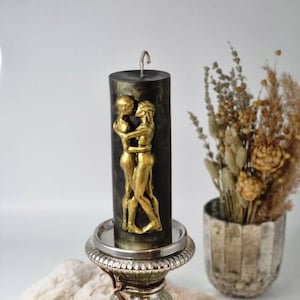 Hand-poured beeswax candle with a loving couple – Sculptural pillar candle made of natural wax – Symbol of love, wedding, togetherness