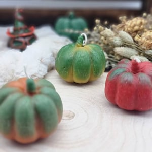 Handmade pumpkin candles made from beeswax – autumn decoration with a marbled effect | Natural candles for table decoration, Thanksgiving, and Halloween