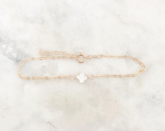 Pulsera delicada de trébol y perla, chapada en oro de 14 quilates, pulsera de nácar, pulsera de trébol, joyería de trébol, piedra de nacimiento de junio