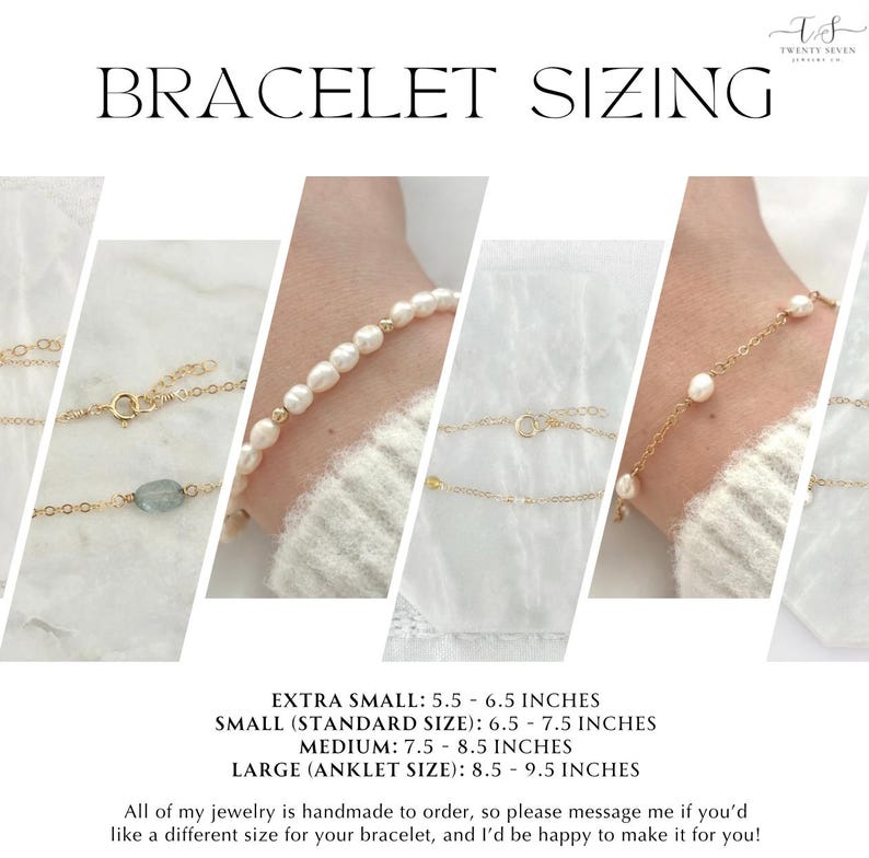 Op de afbeelding: Een gids voor armbandmaten met vier verschillende armbanden die op polsen worden getoond. De tekst luidt: "BRACELET SIZING", "EXTRA SMALL: 5,5 - 6,5 INCH", "SMALL (STANDARD SIZE): 6,5 - 7,5 INCH", "MEDIUM: 7,5 - 8,5 INCH", "LARGE (ANKLET SIZE): 8,5 - 9,5 INCH", "Al mijn sieraden worden op bestelling handgemaakt, dus neem gerust contact met me op als je een andere maat voor je armband wilt, en ik maak het graag voor je!"