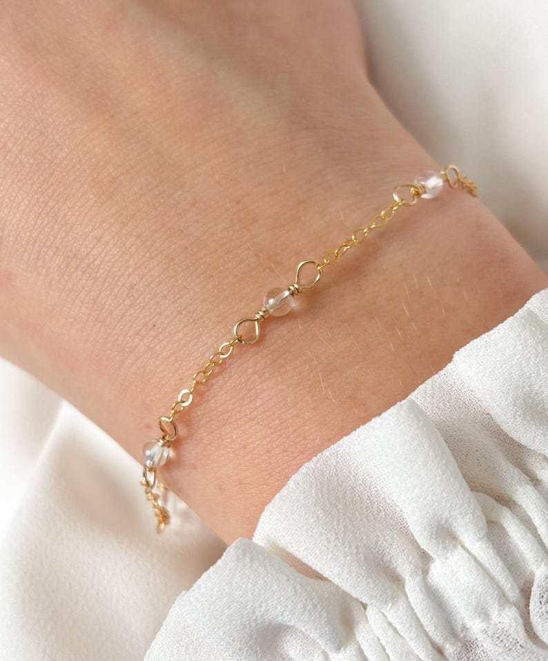 Bergkristalarmband, 14k gold filled, sterlingzilver, sierlijke edelsteenarmband, edelsteensieraden, gouden kettingarmband, gouden sieraden afbeelding 2