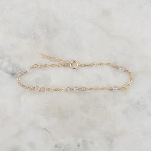 Bergkristalarmband, 14k gold filled, sterlingzilver, sierlijke edelsteenarmband, edelsteensieraden, gouden kettingarmband, gouden sieraden afbeelding 1