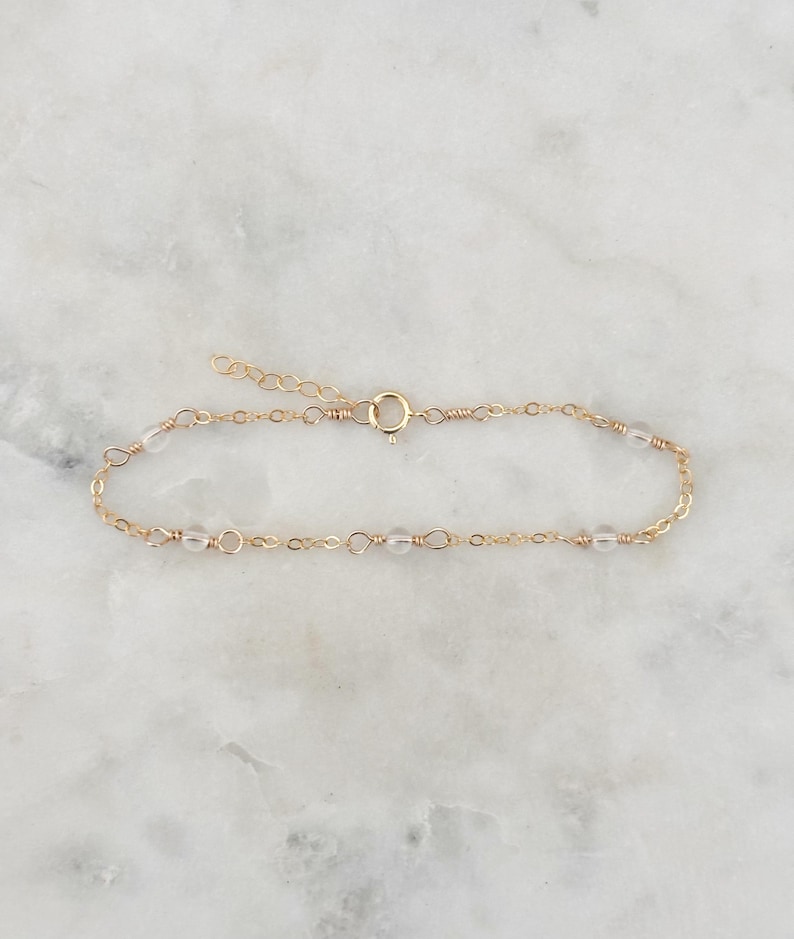 Bergkristalarmband, 14k gold filled, sterlingzilver, sierlijke edelsteenarmband, edelsteensieraden, gouden kettingarmband, gouden sieraden afbeelding 1