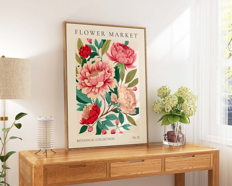 Pu&ograve; includere: Una stampa botanica incorniciata con fiori rosa e rossi con foglie verdi. La stampa ha il testo "FLOWER MARKET" in alto e "BOTANICAL COLLECTION" in basso. Il numero "No. 26" &egrave; nell'angolo in basso a destra.