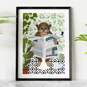 Puede incluir: Una ilustración de dibujos animados de un mono con gafas sentado en un inodoro leyendo un periódico que dice "Go Wild News". El mono está en un baño con papel tapiz verde y blanco y un suelo de baldosas blanco y negro.