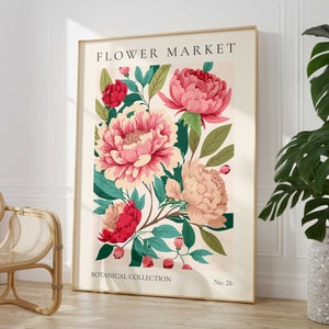 Pu&ograve; includere: Una stampa botanica con un arrangiamento floreale di peonie rosa e rosse con foglie verdi. La stampa ha il testo "FLOWER MARKET" in alto e "BOTANICAL COLLECTION No. 26" in basso.