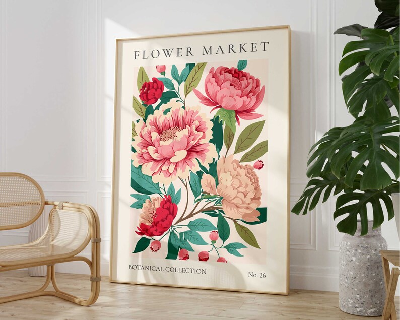 Pu&ograve; includere: Una stampa botanica con un arrangiamento floreale di peonie rosa e rosse con foglie verdi. La stampa ha il testo "FLOWER MARKET" in alto e "BOTANICAL COLLECTION No. 26" in basso.