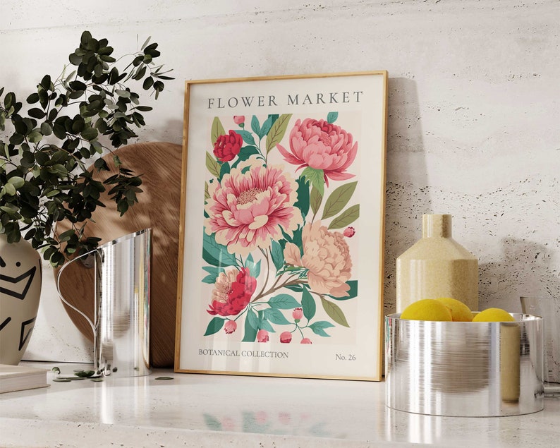 Pu&ograve; includere: Una stampa botanica incorniciata con fiori rosa e rossi con foglie verdi. La stampa ha il titolo "FLOWER MARKET" e il testo "BOTANICAL COLLECTION No. 26".