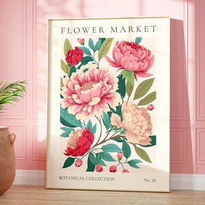Pu&ograve; includere: Una stampa botanica con peonie rosa e rosse con foglie verdi. La stampa ha il testo "FLOWER MARKET" in alto e "BOTANICAL COLLECTION No. 26" in basso.