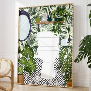 Può includere: Una stampa incorniciata di un bagno con un water bianco, un pavimento piastrellato bianco e nero e una carta da parati verde con piante tropicali. La stampa presenta uno specchio rotondo con una cornice nera e uno scaffale con oggetti decorativi.