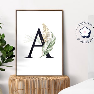 Impressão inicial do alfabeto de letras personalizadas, arte de parede inicial em ouro com folhas tropicais, impressão com nome inicial personalizado, impressão familiar, pôster de letras