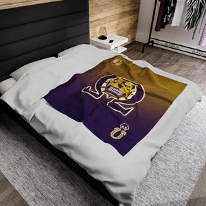 Manta de terciopelo Omega Man, regalo para hermano de fraternidad, decoración de dormitorio universitario, manta para el hogar, ropa de cama con letras griegas, acogedora