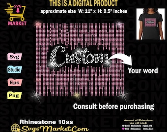 Könnte beinhalten: Ein digitaler Download für ein Strassdesign mit dem Wort "Custom" in weißen Strasssteinen auf einem rosafarbenen Hintergrund. Das Design ist etwa 28 cm breit und 24 cm hoch. Das Design ist mit Ihrem eigenen Wort anpassbar.