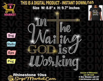 Puede incluir: Diseño de pedrería para una camiseta que dice "In the Waiting God is Working" con una cruz y detalles dorados. El diseño mide 8,8 pulgadas de ancho y 9,7 pulgadas de alto.
