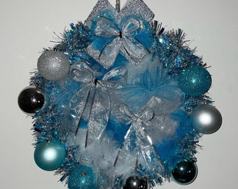 Niebieski i srebrny wieniec świąteczny