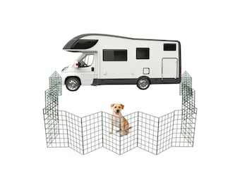 Op de afbeelding: Een witte camper met een groen metalen hondenhek eromheen. Een kleine, lichtbruine hond zit in het hek.