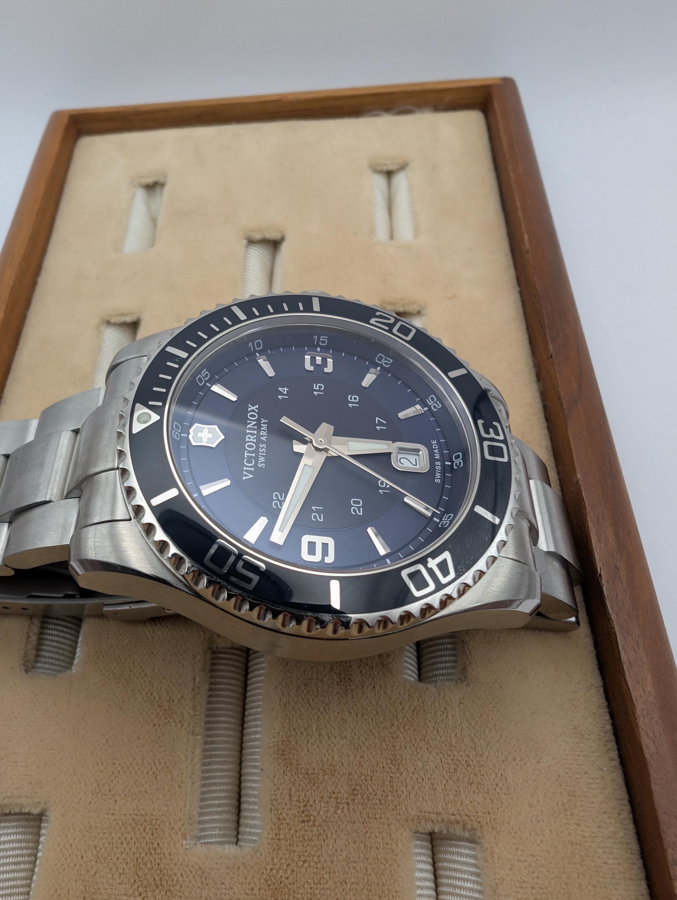 Victorinoux Swiss Army Maverick Navy Blue Dial Ref. 241602 Man