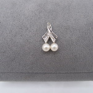 Pendentif en or blanc 14 carats, 585 diamants et perles d&#39;eau salée