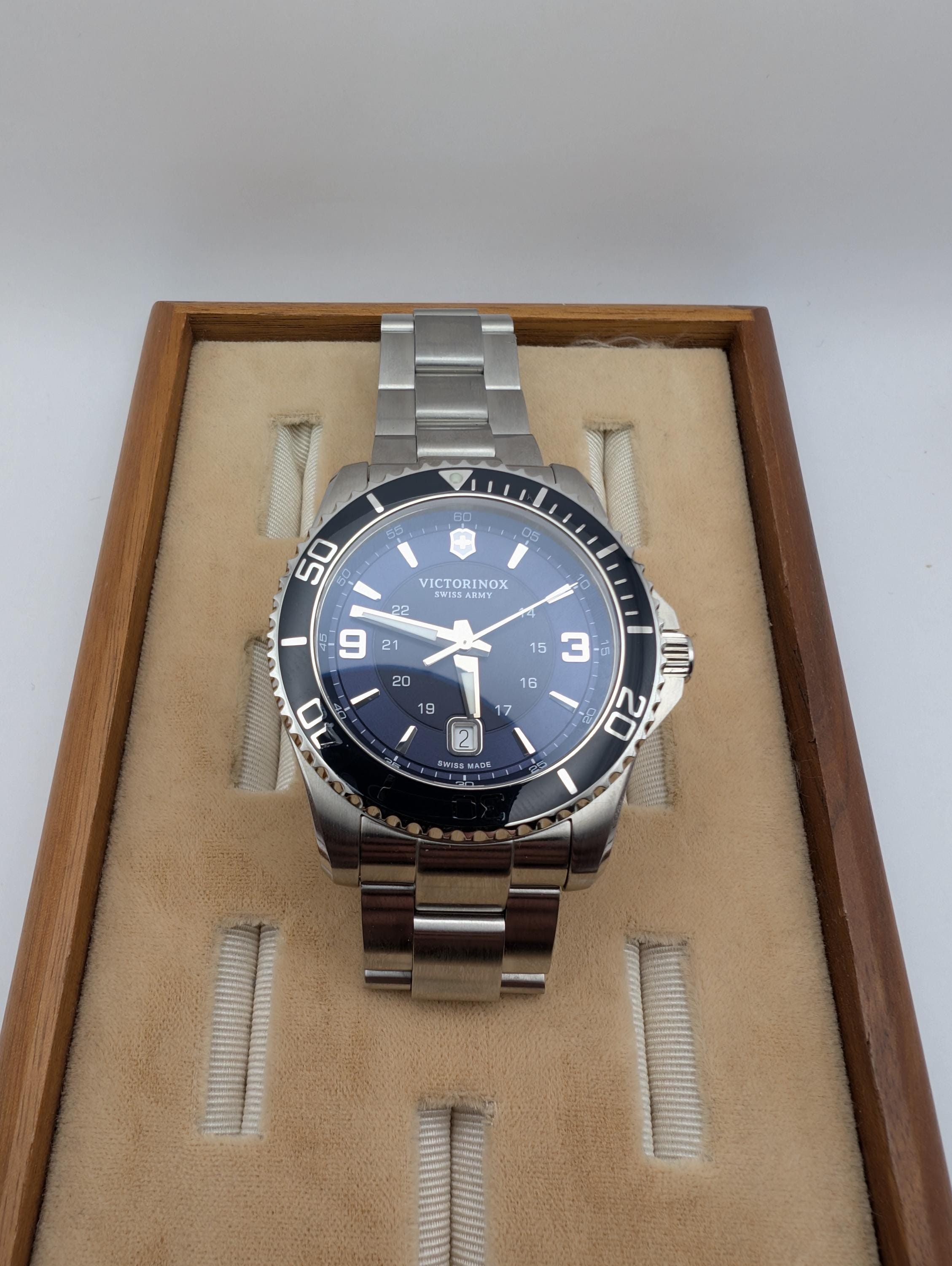 Victorinoux Swiss Army Maverick Navy Blue Dial Ref. 241602 Man