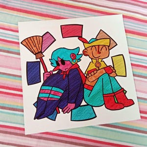 Puede incluir: Una ilustración dibujada a mano de dos personajes de dibujos animados. Un personaje es azul con una nariz rosa y sostiene una escoba. El otro personaje es amarillo con un sombrero rojo y sostiene un objeto rojo. Los personajes están rodeados de formas geométricas de colores.