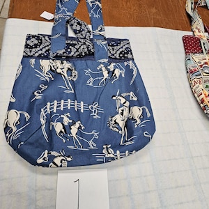 Bolso vaquero con nudos de estilo vintage de 13 x 14 pulgadas, 1 bolsillo interior. Para guardar llaves, billetera, teléfono, botella de agua, bálsamo labial y pequeñas compras.