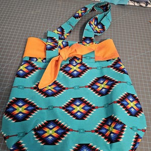 Bolso con nudos con estampado del suroeste, 13 x 14, 2 bolsillos interiores. Para guardar llaves, billetera, teléfono, botella de agua, bálsamo labial y pequeñas compras.