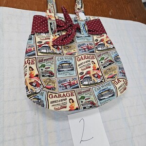 Bolso con nudos de estilo vintage con anuncios de coches, 13 x 14, 1 bolsillo interior. Para guardar llaves, cartera, teléfono, botella de agua, bálsamo labial y pequeños comestibles.