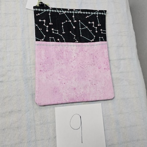 Bolso bandolera de astrología rosa de 8 x 10 con bolsillo frontal. Puede contener llaves, billetera, bálsamo labial, bolígrafo, teléfono y cualquier cosa pequeña que necesites para llevar.