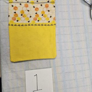 Bolso bandolera Bees de 8 x 10 pulgadas con bolsillo frontal. Puede contener llaves, billetera, bálsamo labial, bolígrafo, teléfono y cualquier cosa pequeña que necesites para llevar.