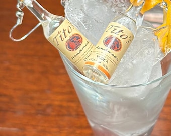 Lindos y adorables pendientes en miniatura de botella de vodka