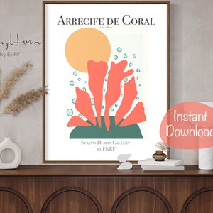 K&ouml;nnte beinhalten: Ein digitaler Kunstdruck mit dem Titel "Arrecife de Coral", der ein stilisiertes Korallenriff in Korallenorange mit einer gr&uuml;nen Basis zeigt. Der Druck hat eine gelbe Sonne und blaue Blasen im Hintergrund. Der Text "Staying Human Gallery by EKRF" befindet sich am unteren Rand des Drucks.