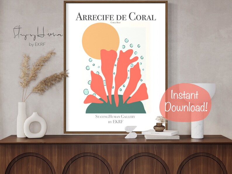 K&ouml;nnte beinhalten: Ein digitaler Kunstdruck mit dem Titel "Arrecife de Coral", der ein stilisiertes Korallenriff in Korallenorange mit einer gr&uuml;nen Basis zeigt. Der Druck hat eine gelbe Sonne und blaue Blasen im Hintergrund. Der Text "Staying Human Gallery by EKRF" befindet sich am unteren Rand des Drucks.